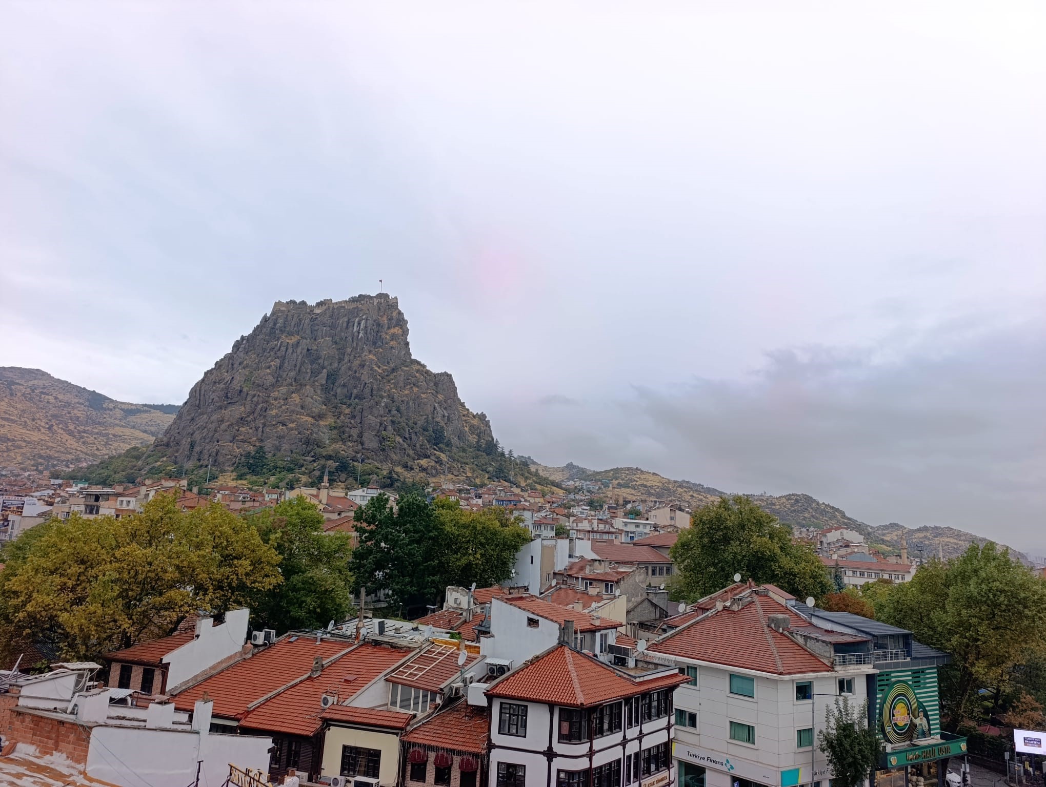 Afyonkarahisar yeni haftaya serin ve yağışlı bir hava başlarken, yağışla
