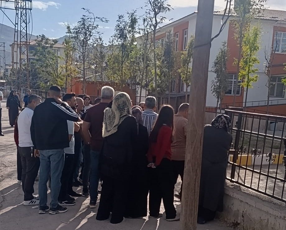 Okula pompalı tüfekle geldi, öğretmenler fark etti 1 Okula pompalı tüfekle geldi, öğretmenler fark etti
