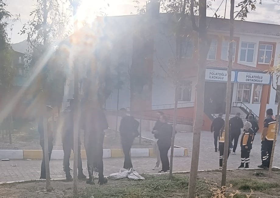Van'ın Tuşba ilçesinde uzun namlulu silahla okula gelen öğrenci büyük