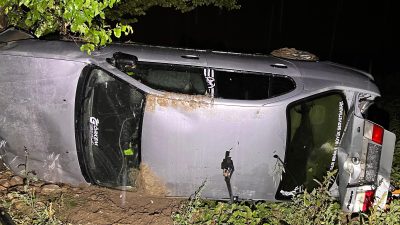 Afyonkarahisar’ın Bolvadin ilçesinde kontrolden çıkan otomobilin tarlaya devrilmesi sonucu meydana