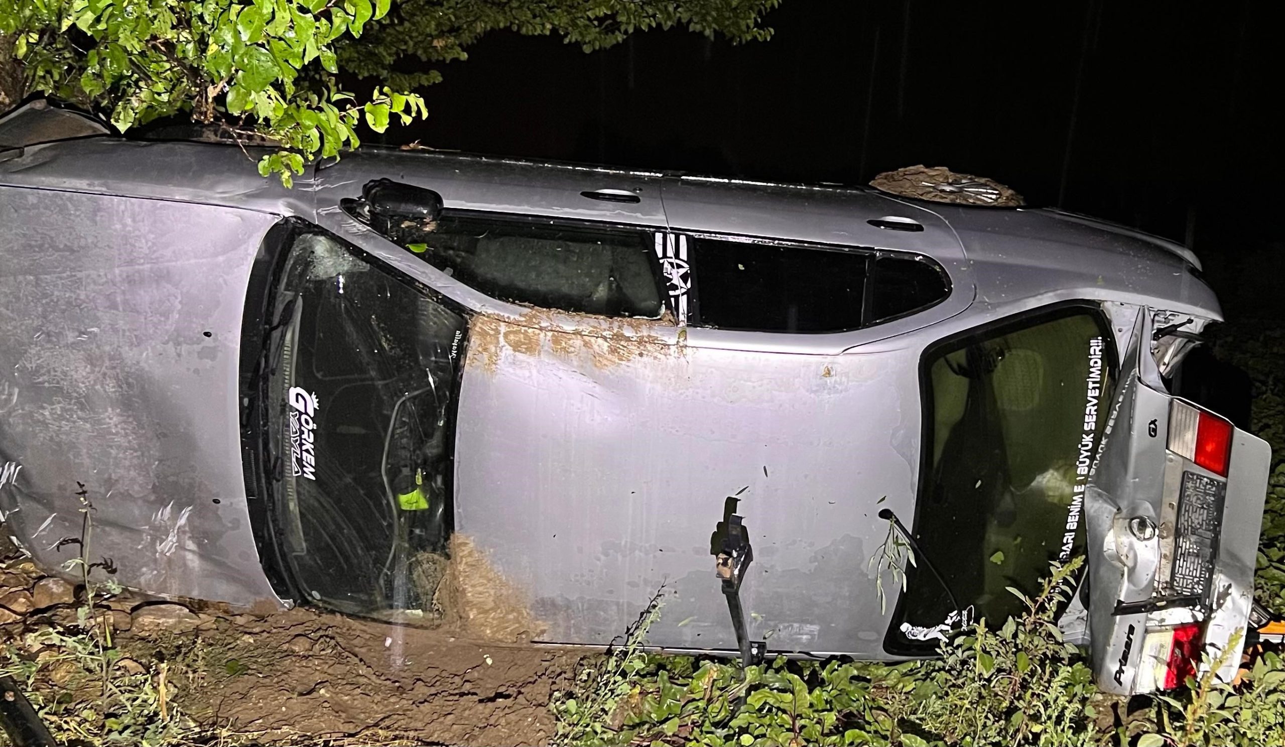 Afyonkarahisar’ın Bolvadin ilçesinde kontrolden çıkan otomobilin tarlaya devrilmesi sonucu meydana