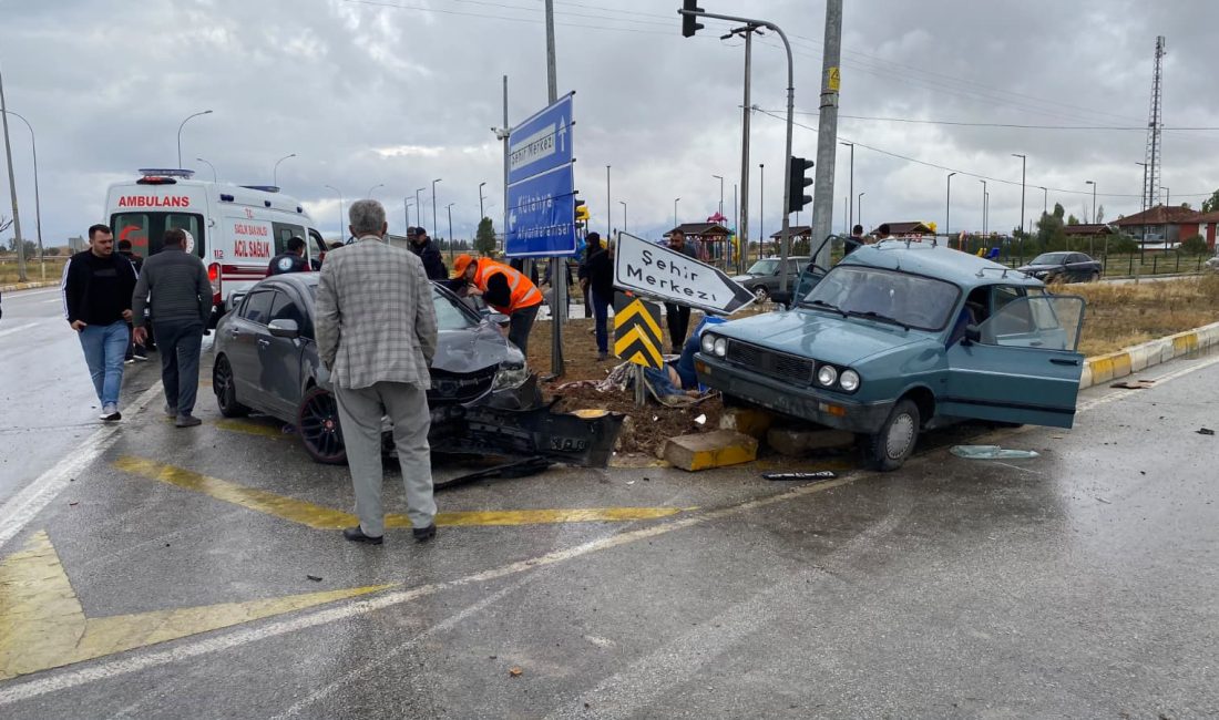 Kütahya'nın Altıntaş ilçesinde iki otomobilin çarpışması sonucu meydana gelen trafik