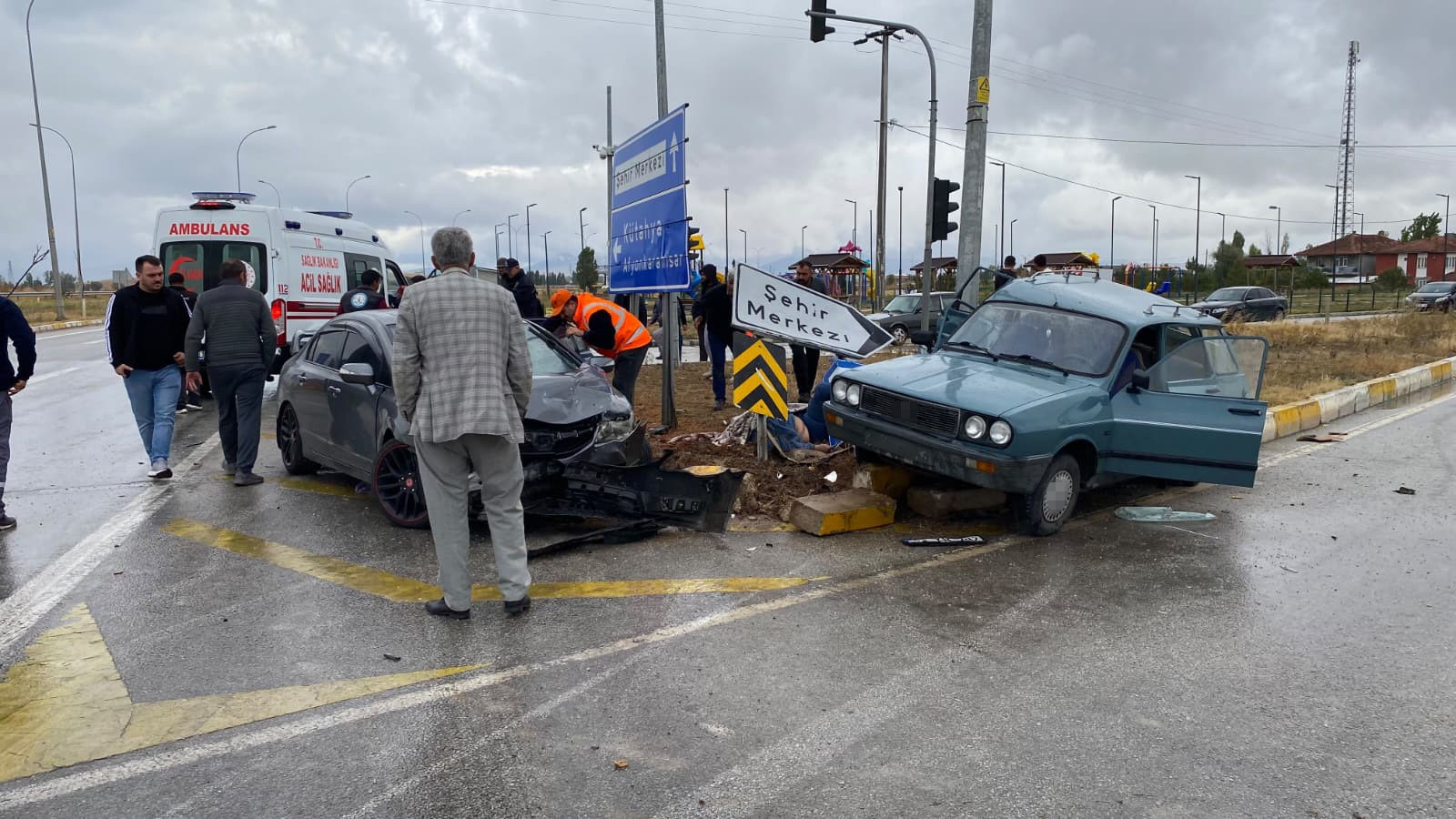 Kütahya'nın Altıntaş ilçesinde iki otomobilin çarpışması sonucu meydana gelen trafik