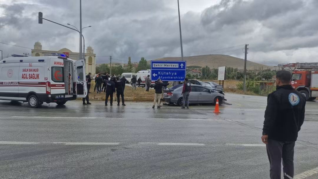 Gediz kavşağında feci kaza: 2 ölü, 8 yaralı 1 Gediz kavşağında feci kaza: 2 ölü, 8 yaralı