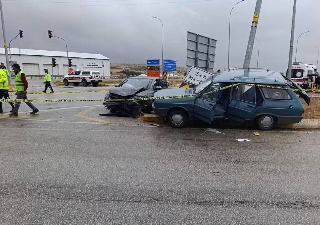 Gediz kavşağında feci kaza: 2 ölü, 8 yaralı 2 Gediz kavşağında feci kaza: 2 ölü, 8 yaralı