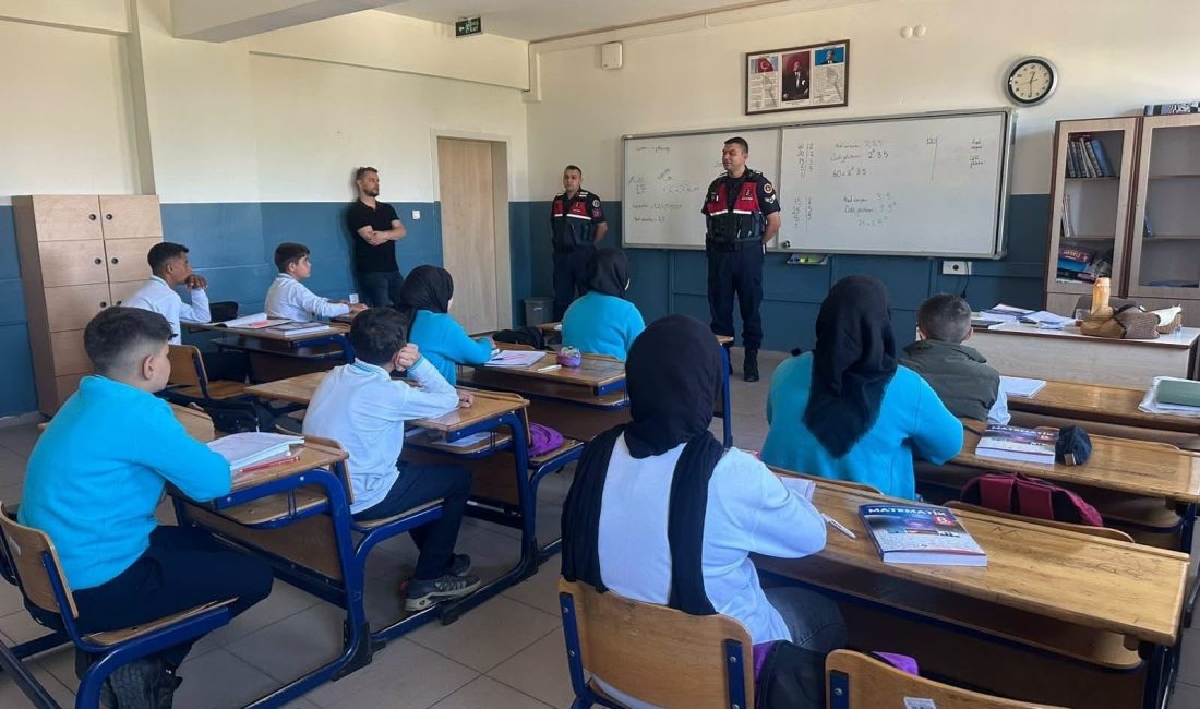 Afyonkarahisar’ın Çay ilçesinde İlçe Jandarma Komutanlığı ekipleri, eğitim-öğretim ortamının daha