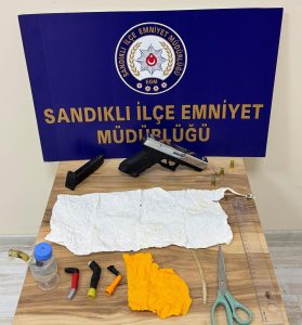 Afyonkarahisar'ın Sandıklı ilçesinde polis tarafından gerçekleştirilen uyuşturucu operasyonunda gözaltına alınan