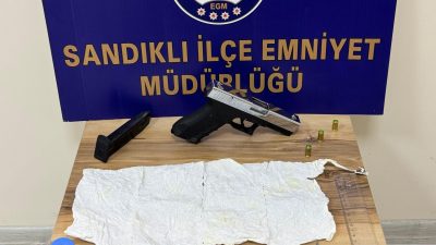 Afyonkarahisar'ın Sandıklı ilçesinde polis tarafından gerçekleştirilen uyuşturucu operasyonunda gözaltına alınan