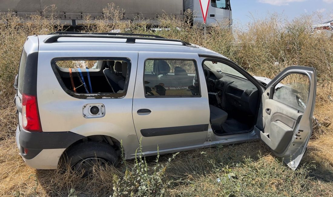 Afyonkarahisar’ın Bolvadin ilçesinde sürücüsünün direksiyon hakimiyetini kaybettiği otomobilin şarampole girmesi