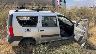 Afyonkarahisar’ın Bolvadin ilçesinde sürücüsünün direksiyon hakimiyetini kaybettiği otomobilin şarampole girmesi