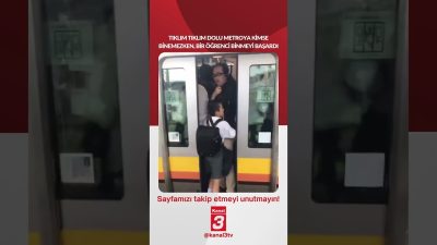 Tıklım tıklım dolu metroya kimse binemezken, küçük bir öğrenci binmeyi