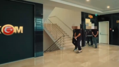 Kendilerini polis olarak tanıtarak vatandaşları toplam 11 milyon 317 bin
