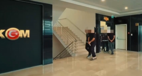 Kendilerini polis olarak tanıtarak vatandaşları toplam 11 milyon 317 bin