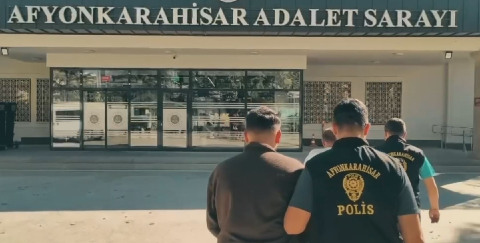 Afyonkarahisar’da kendilerini polis ve savcı olarak tanıtan dolandırıcılar, bir vatandaşı