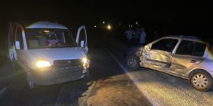Afyonkarahisar'da hafif ticari araç ile otomobilin çarpışması sonucu meydana gelen