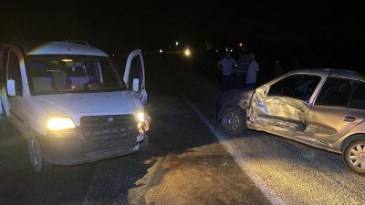 Afyonkarahisar'da hafif ticari araç ile otomobilin çarpışması sonucu meydana gelen