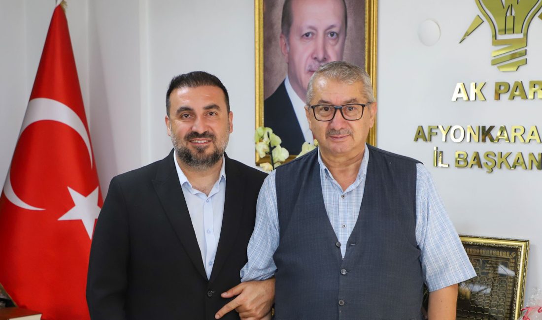 İl Başkanı Dr. Özgür Kavak, şehit babası Lokman Çubuk ile