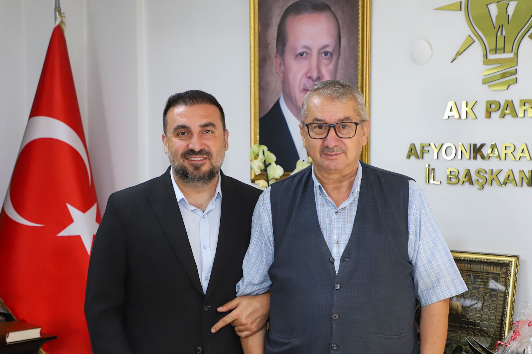 İl Başkanı Dr. Özgür Kavak, şehit babası Lokman Çubuk ile