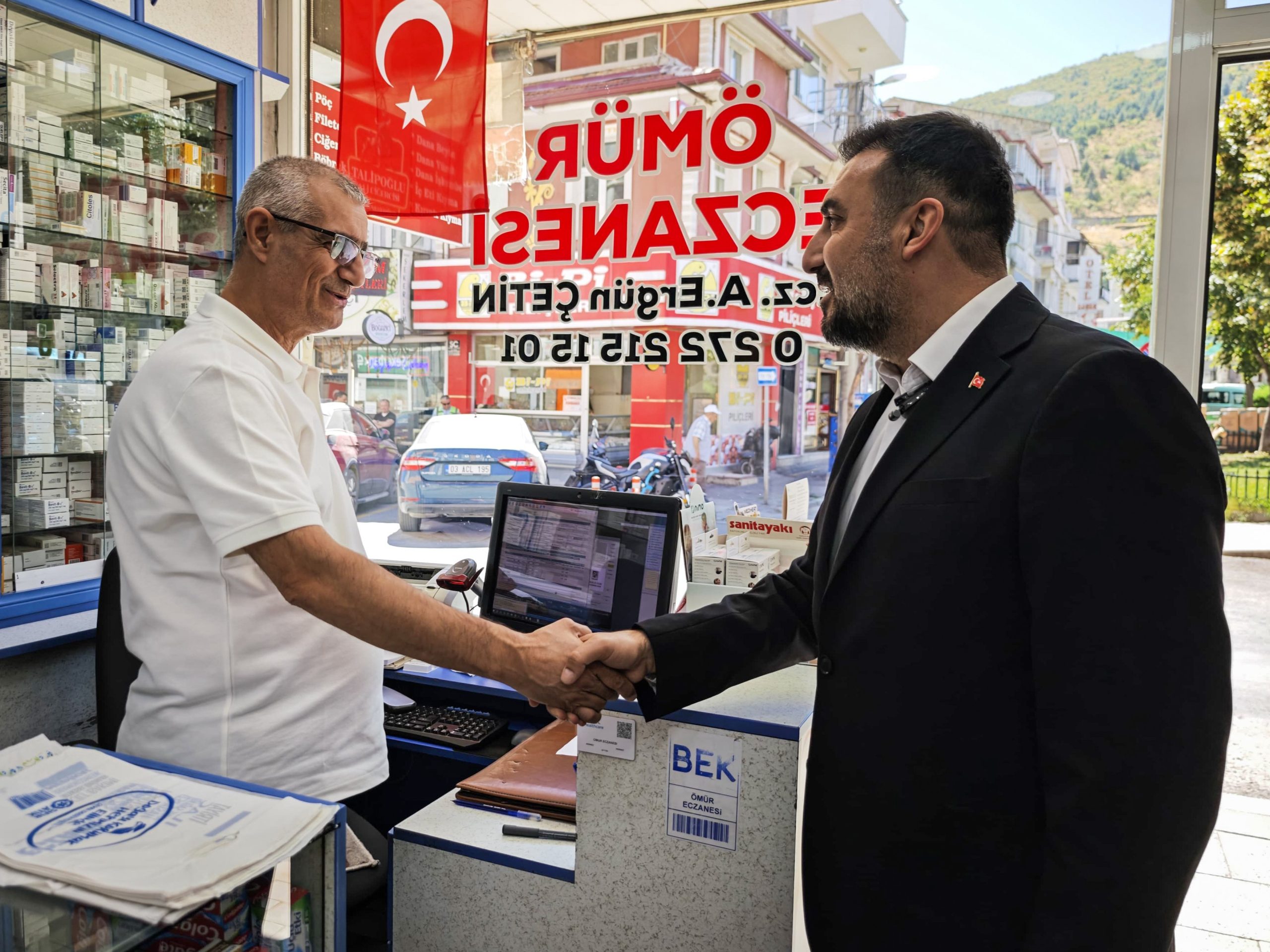 Özgür Kavak, Tuzpazarı Caddesi’nde esnaf ve vatandaşlarla buluştu