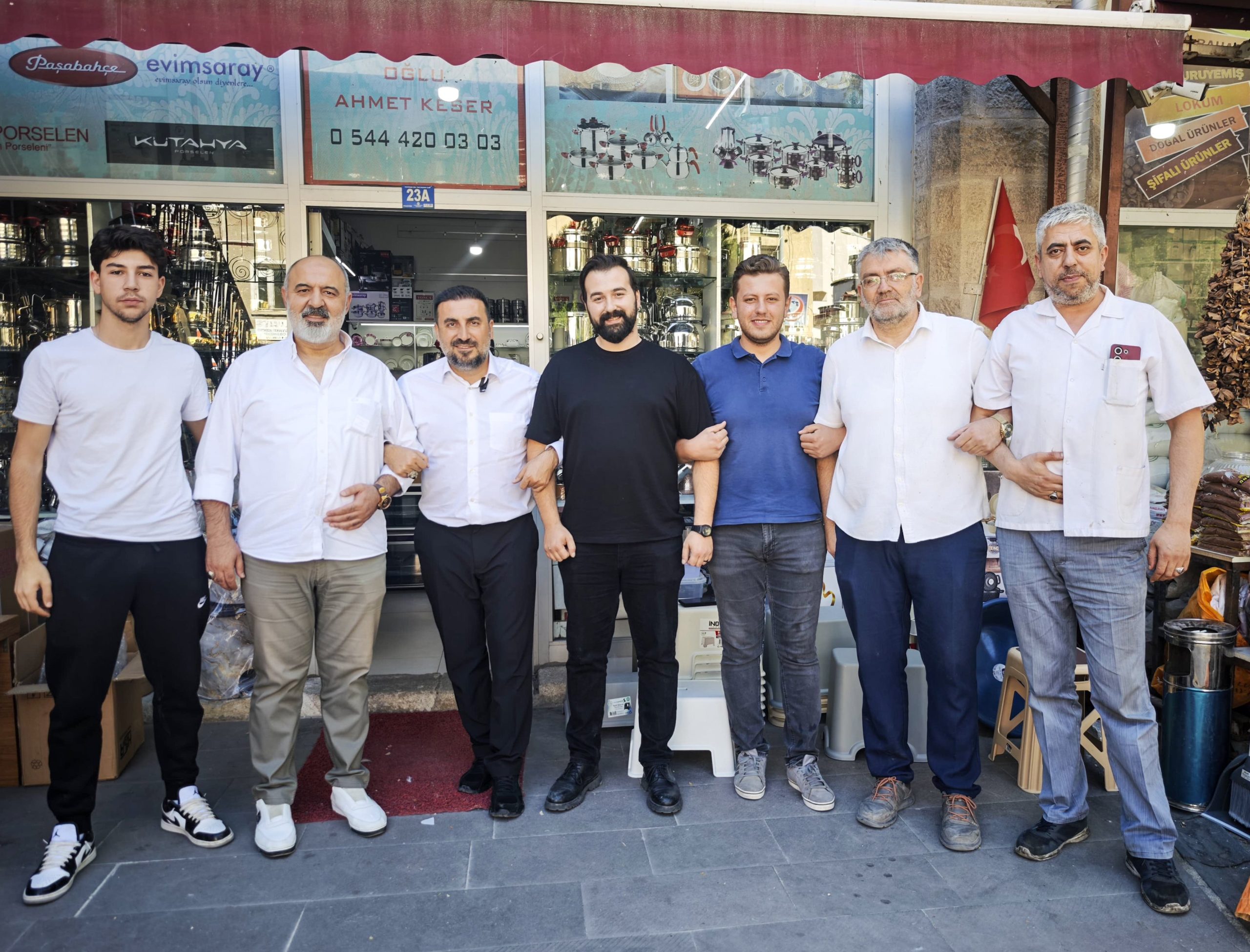 Özgür Kavak, Tuzpazarı Caddesi’nde esnaf ve vatandaşlarla buluştu