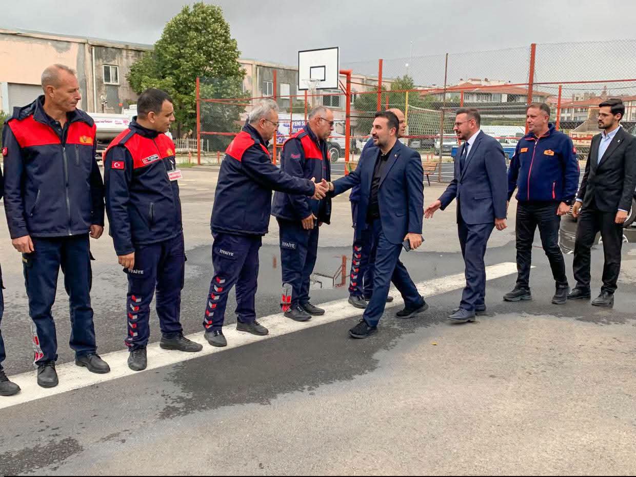 Özgür Kavak’tan itfaiyecilere anlamlı ziyaret 1 Özgür Kavak’tan itfaiyecilere anlamlı ziyaret