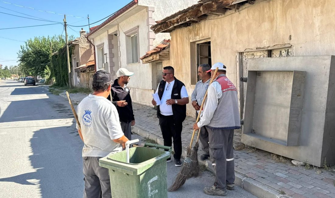Bolvadin’in mahallelerinde sürdürülen rutin temizlik çalışmalarının yanı sıra, Belediye Başkanı