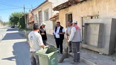Bolvadin’in mahallelerinde sürdürülen rutin temizlik çalışmalarının yanı sıra, Belediye Başkanı