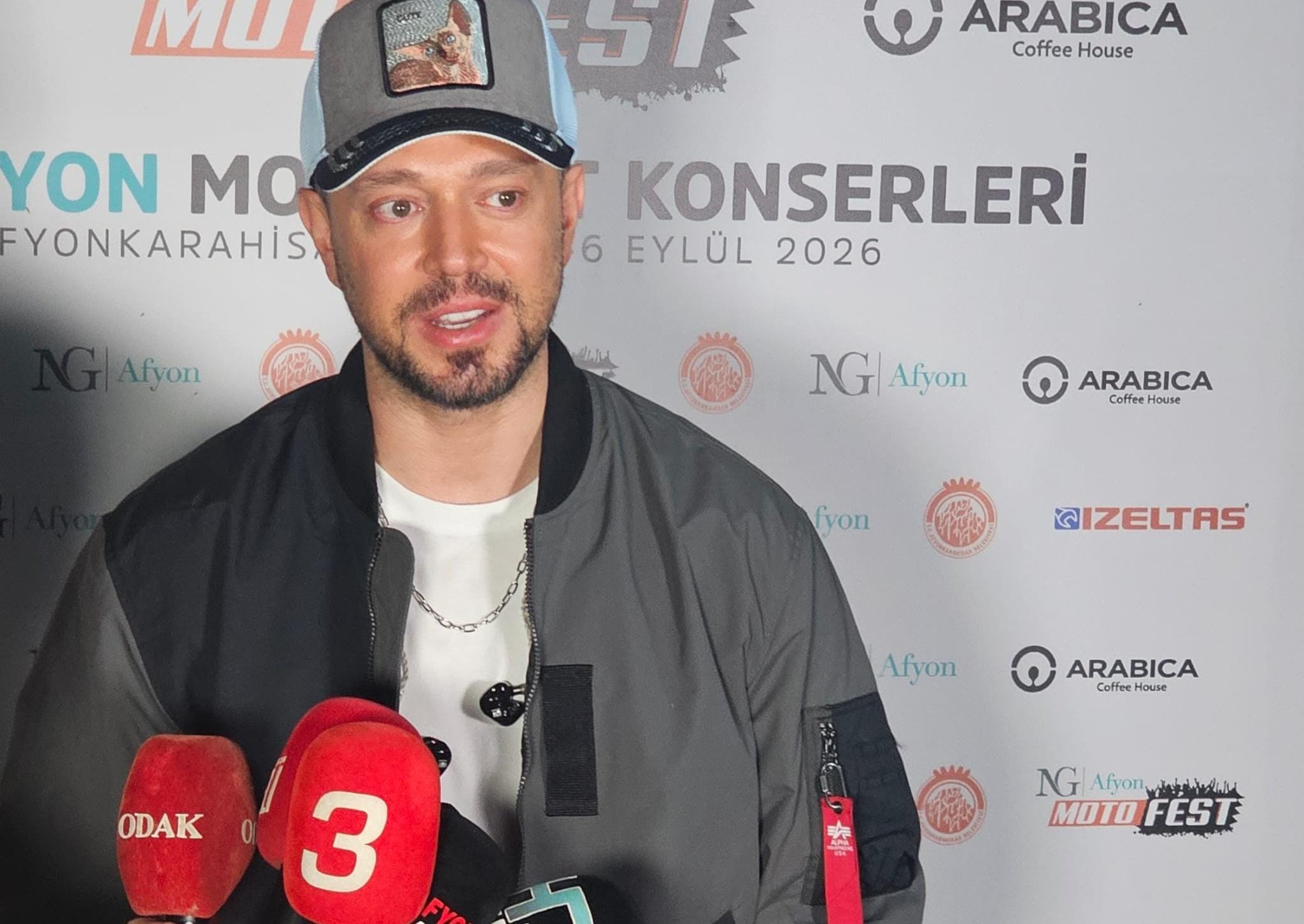 Afyon Motofest’in final gününde sahne alan ünlü sanatçı Murat Boz,