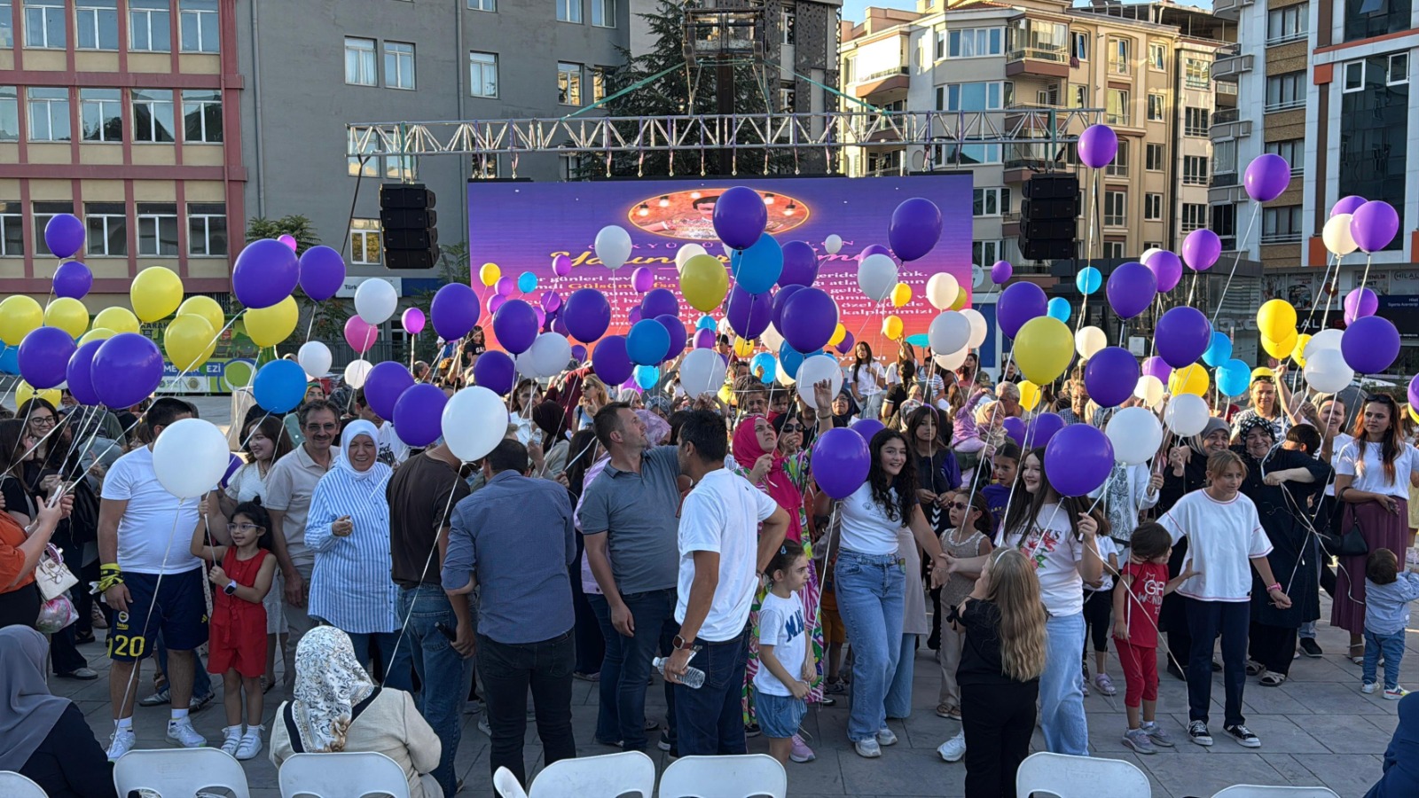 Gülsüm Efsa için balonlar gökyüzüne bırakıldı 1 Gülsüm Efsa için balonlar gökyüzüne bırakıldı