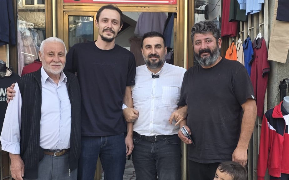 AK Parti Afyonkarahisar İl Başkanı Uzm. Dr. Özgür Kavak, vatandaşlarla