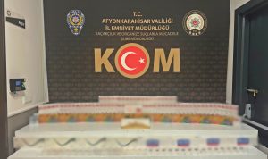 Afyonkarahisar'da polis tarafından durdurulan bir otomobilde yapılan aramada 700 paket