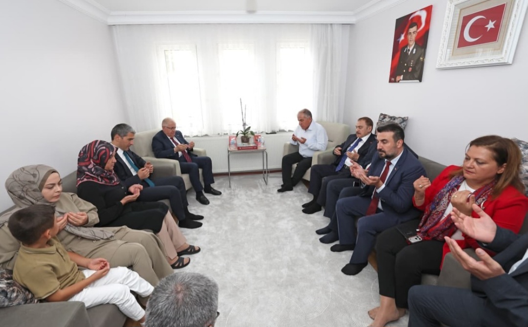 Bakan Güler ve il protokolü şehit Karadirek’in ailesini ziyaret etti 1 Bakan Güler ve il protokolü şehit Karadirek’in ailesini ziyaret etti