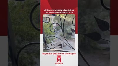 Küçük çocuk, yemeğini evinin önünde yapılan çalışmaları izleyerek yiyor… 📶https://kanal3.com.tr/