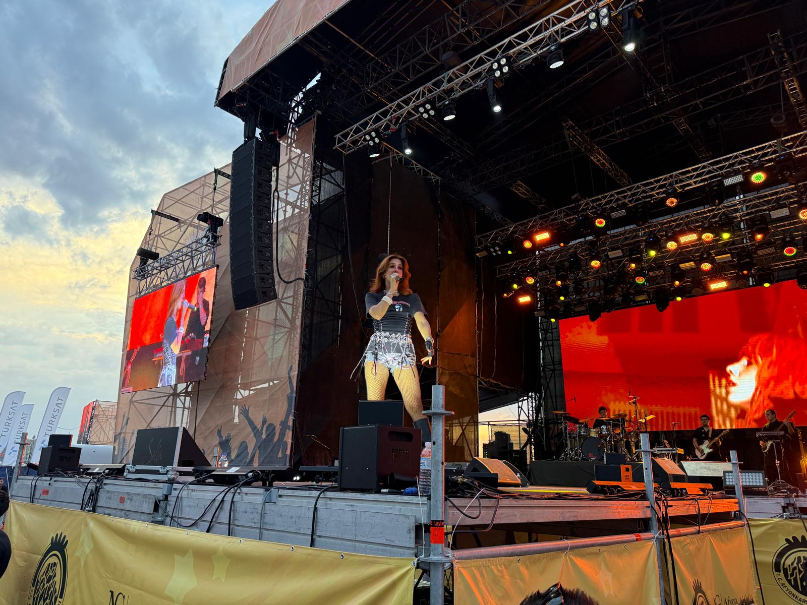 Motofest 2026’da üçüncü gün heyecanı Selin’le başladı 1 Motofest 2026’da üçüncü gün heyecanı Selin’le başladı