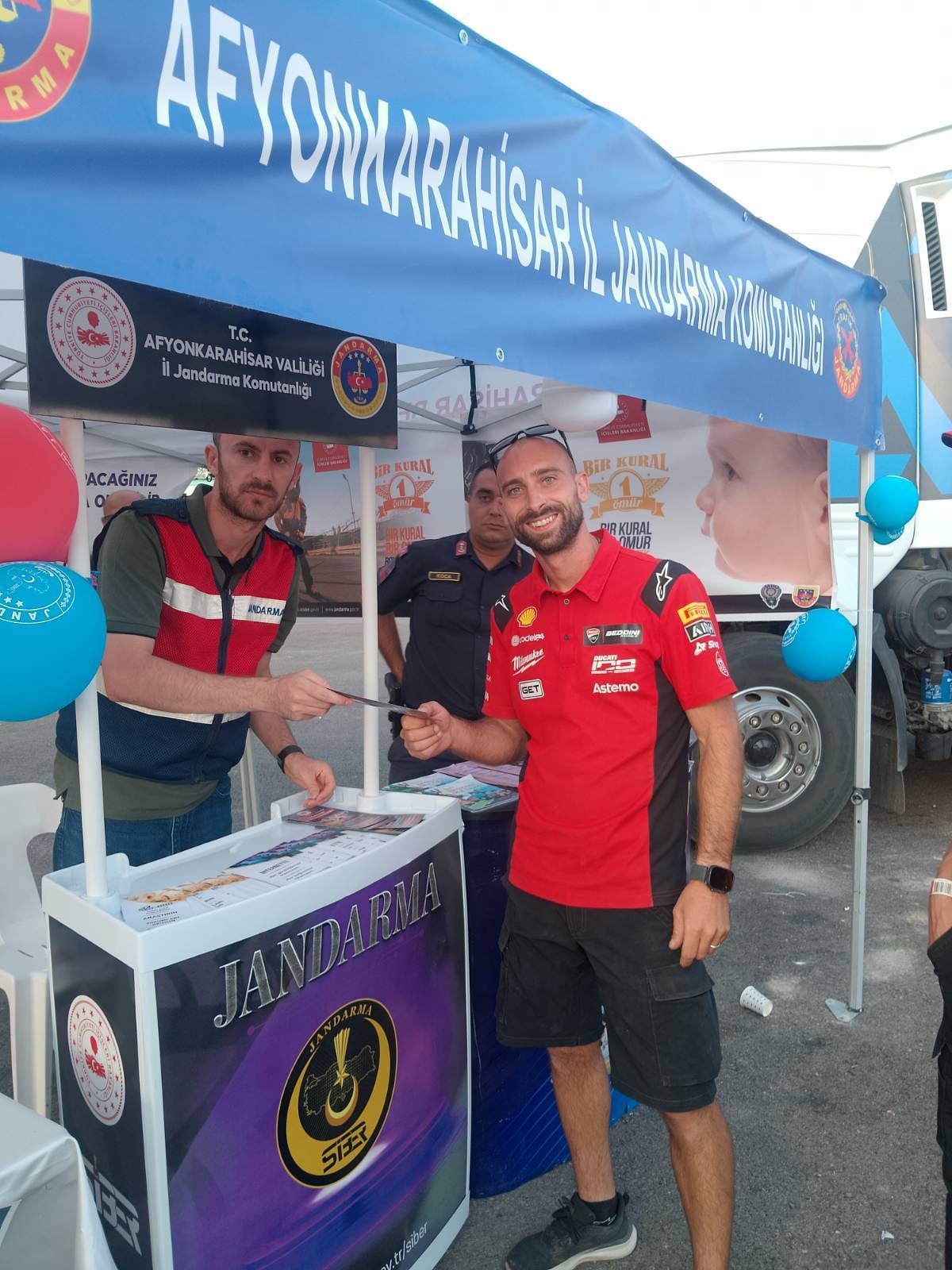 Jandarma binlerce kişiye ulaştı