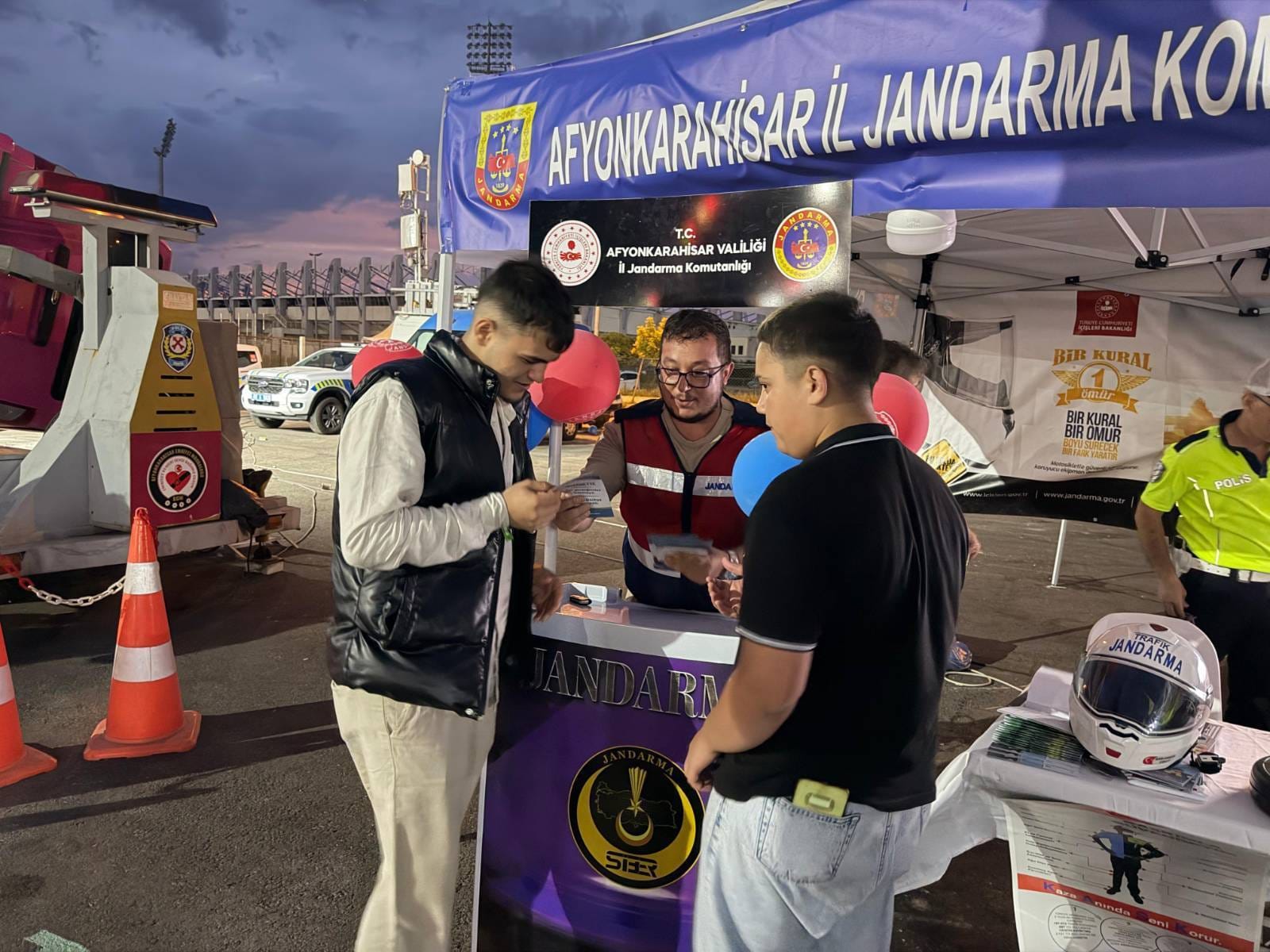 Jandarma binlerce kişiye ulaştı 4 Jandarma binlerce kişiye ulaştı