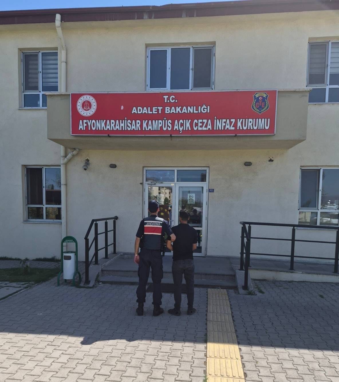 Jandarma son bir haftada 35 aranan şahsı yakaladı 1 Jandarma son bir haftada 35 aranan şahsı yakaladı