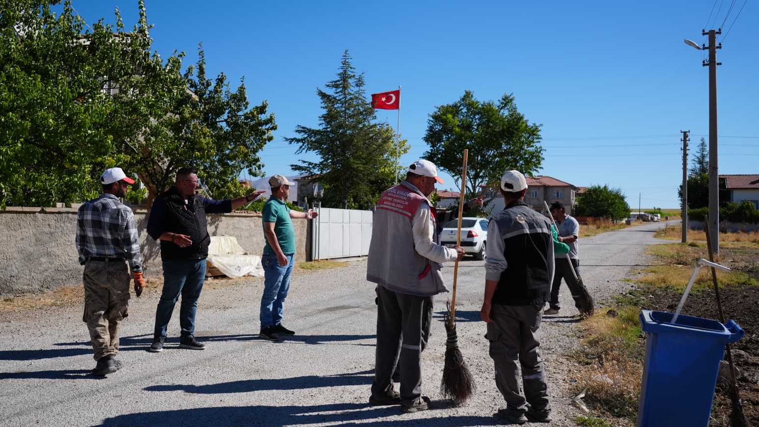 Bolvadin genelinde sürdürülen rutin temizlik çalışmalarına ek olarak, Belediye Başkanımız