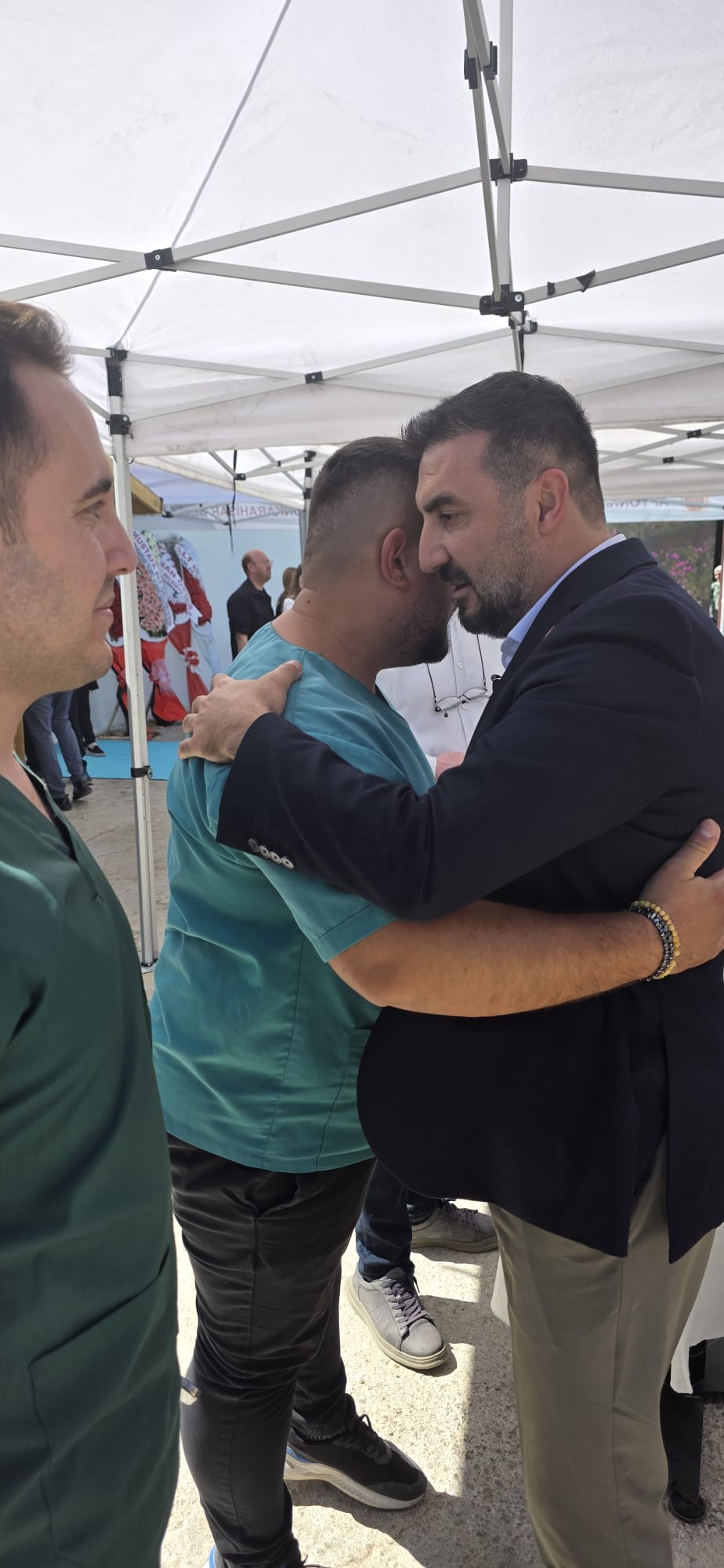 AK Parti İl Başkanı Dr. Kavak’tan çarşıda gönül siyaseti1 3 AK Parti İl Başkanı Dr. Kavak’tan çarşıda gönül siyaseti1