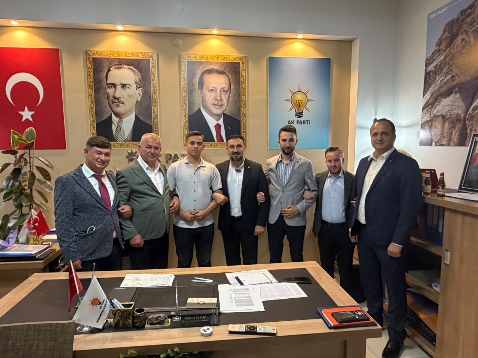 AK Parti İl Başkanı Kavak, yeni üyelere rozetlerini taktı!