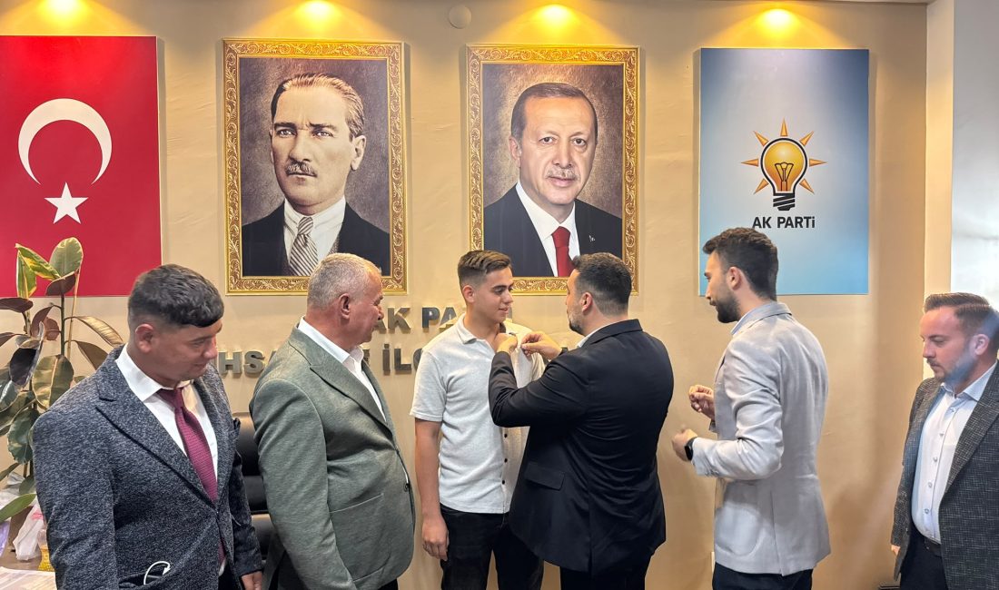 İhsaniye’de AK Parti Gençlik Kolları’na yeni katılımlar gerçekleştirildi. Programa katılan