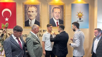 İhsaniye’de AK Parti Gençlik Kolları’na yeni katılımlar gerçekleştirildi. Programa katılan