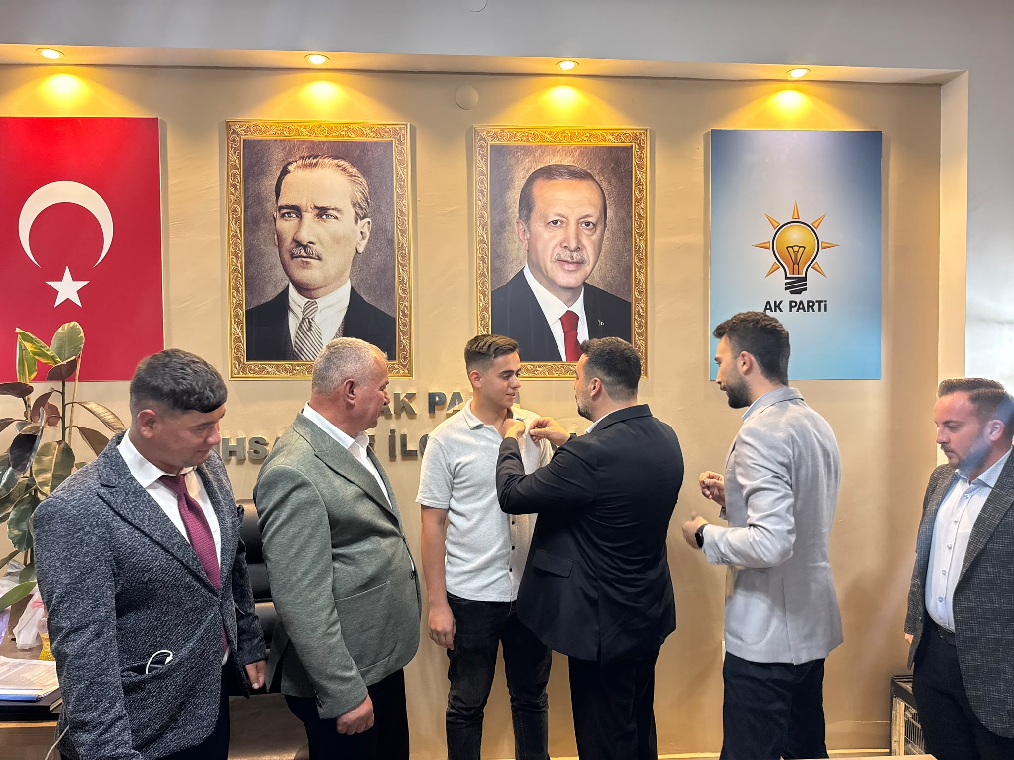 İhsaniye’de AK Parti Gençlik Kolları’na yeni katılımlar gerçekleştirildi. Programa katılan
