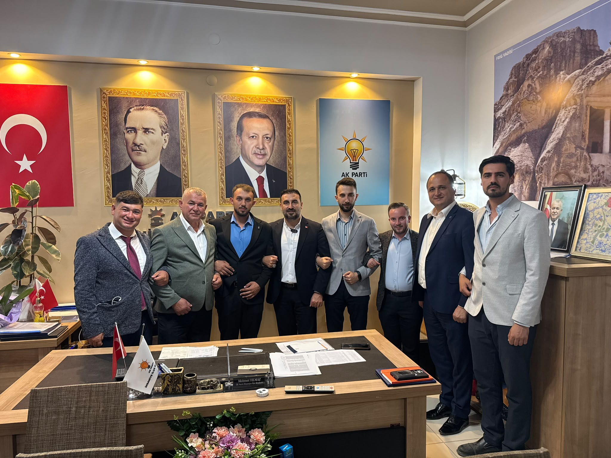 AK Parti İl Başkanı Kavak, yeni üyelere rozetlerini taktı! 4 AK Parti İl Başkanı Kavak, yeni üyelere rozetlerini taktı!