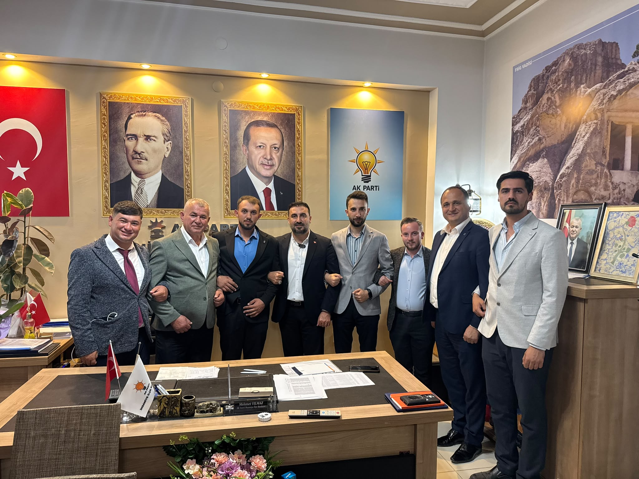 AK Parti İl Başkanı Kavak, yeni üyelere rozetlerini taktı!