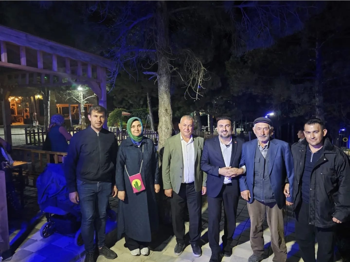 AK Parti Afyonkarahisar İl Başkanı Dr. Özgür Kavak, İhsaniye’de vatandaşlarla