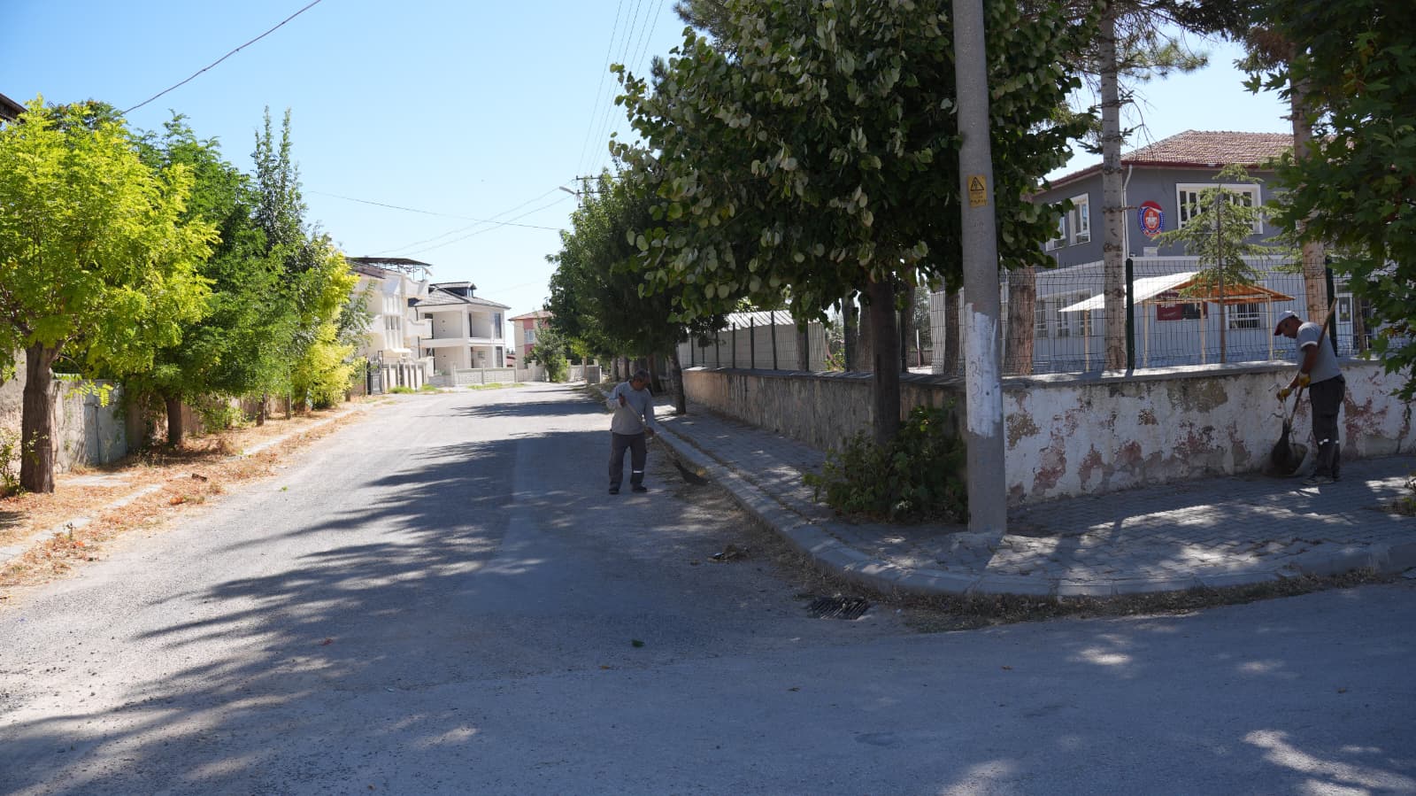 Bolvadin’in mahallelerinde temizlik çalışmaları aralıksız sürüyor 1 Bolvadin’in mahallelerinde temizlik çalışmaları aralıksız sürüyor