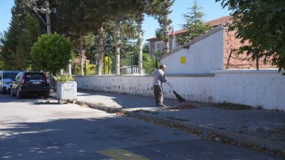 Bolvadin Belediyesi, ilçe genelindeki temizlik ve çevre düzenleme çalışmalarına aralıksız