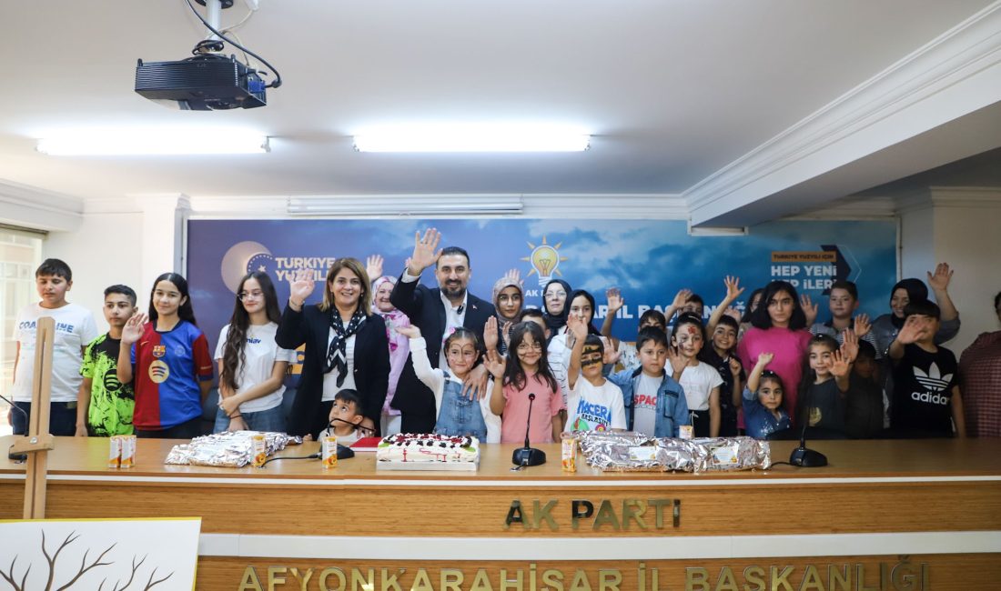 AK Parti Afyonkarahisar İl Başkanı Özgür Kavak, “Okulun Çantam” projesi