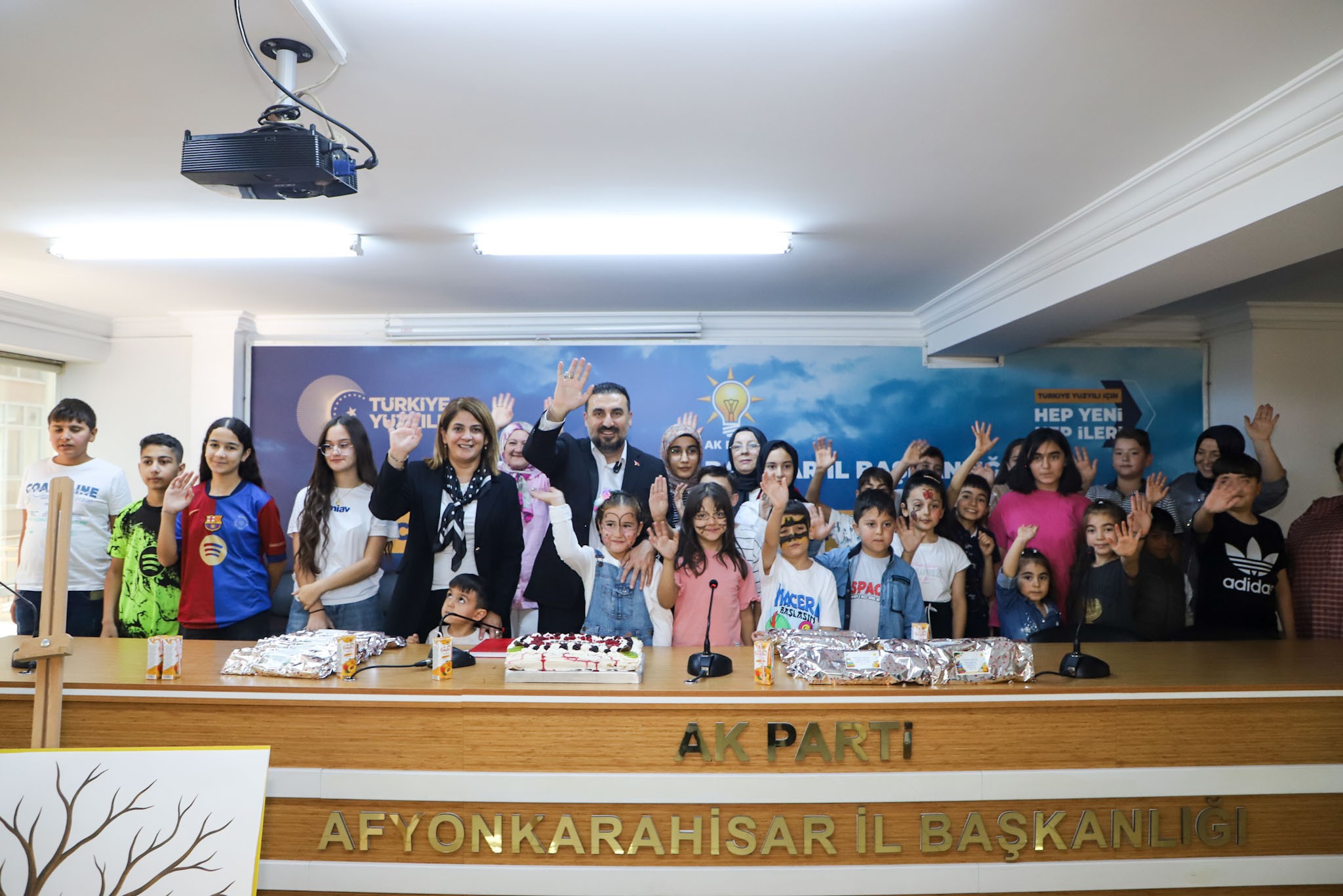 AK Parti Afyonkarahisar İl Başkanı Özgür Kavak, “Okulun Çantam” projesi